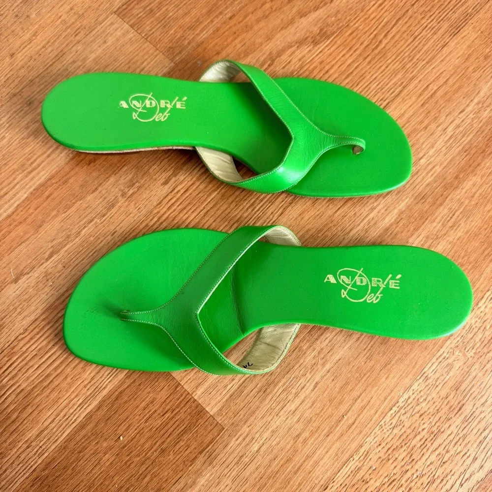 Vintage Y2K Andre Green Leather Flat Thong Sandals